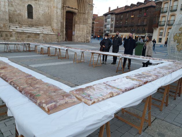 El roscón se ha dispuesto frente a la Catedral de Palencia formando un 700 por el VII Centenario de la seo