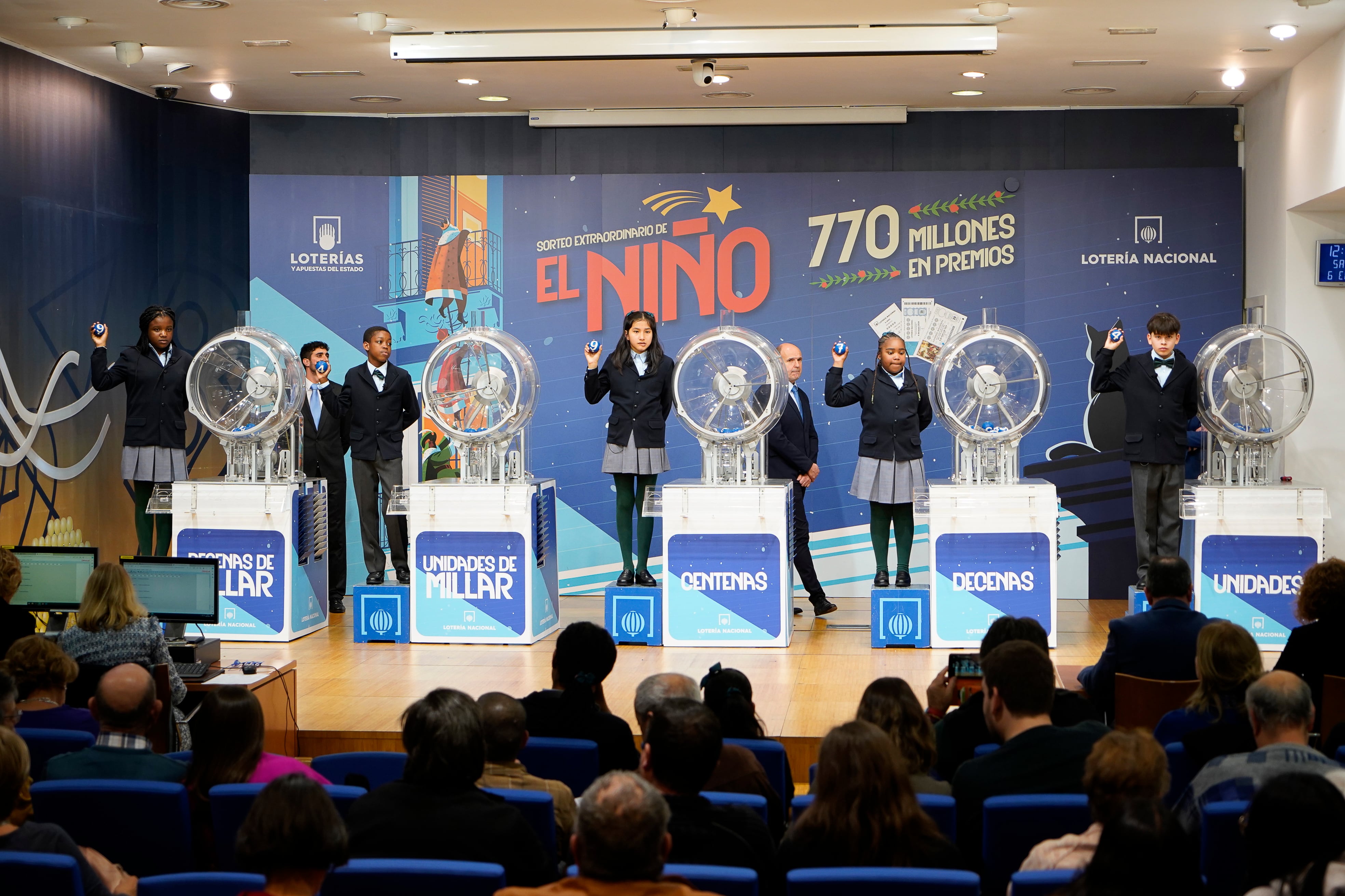 El primer premio del sorteo extraordinario de la lotería del Niño, celebrado este sábado y dotado con dos millones de euros por serie (200.000 euros al décimo), ha sido para el número 94.794