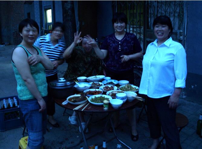 Aficionados chinos se han reunido para ver jugar a España en el Mundial (ANA FUENTES / CADENA SER)