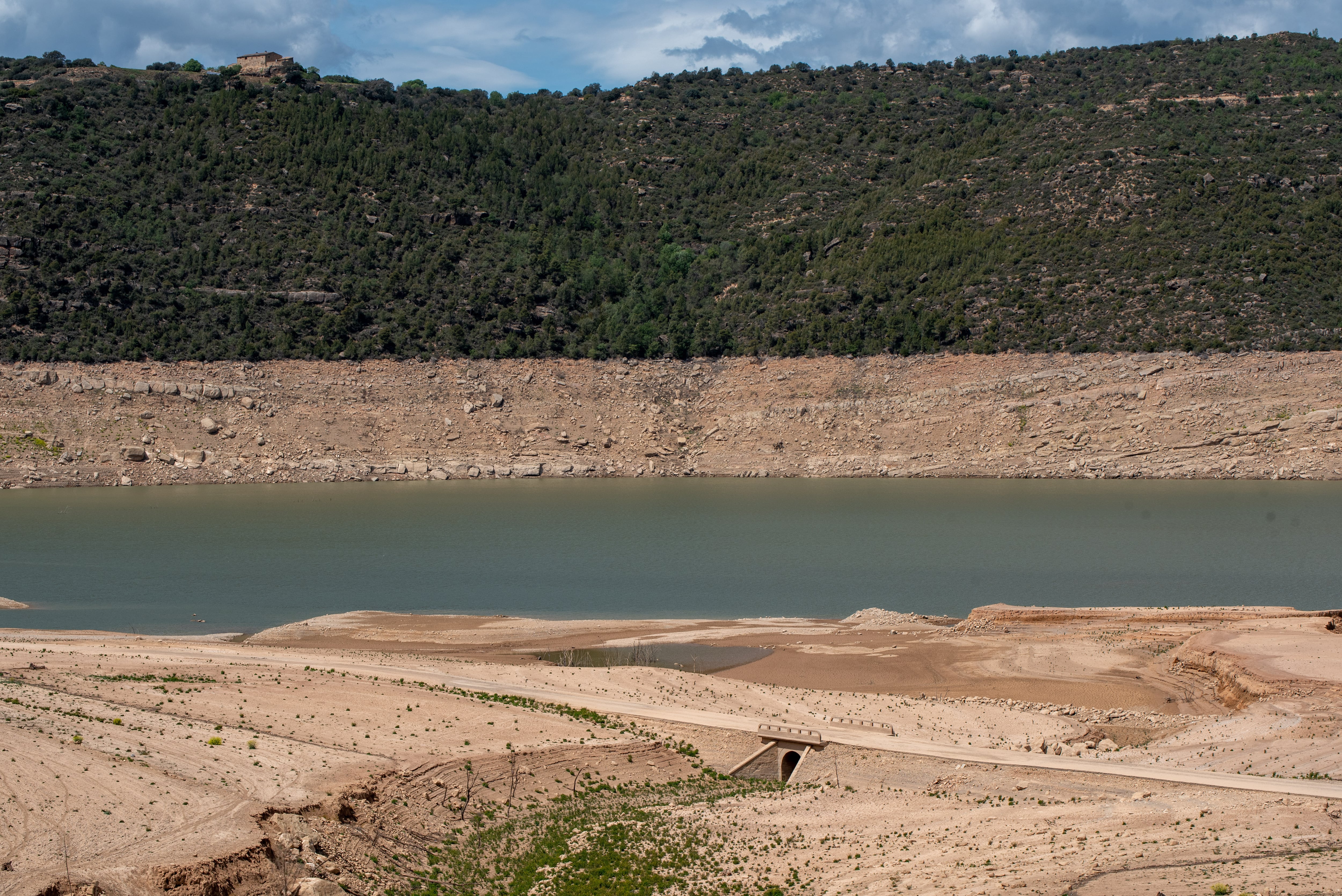 Vista del embalse de Rialb en la provincia de Lleida, que almacena tan sólo 23 hm3, un 5,69 por ciento de su capacidad, cuando la media de los últimos diez años en esta misma semana su nivel fue del 78,66% con cerca de 317 hm3.