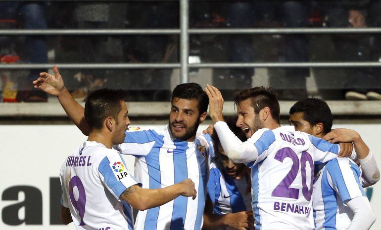 Los jugadores del Málaga celebran su primer gol ante el Eibar en el partido 
