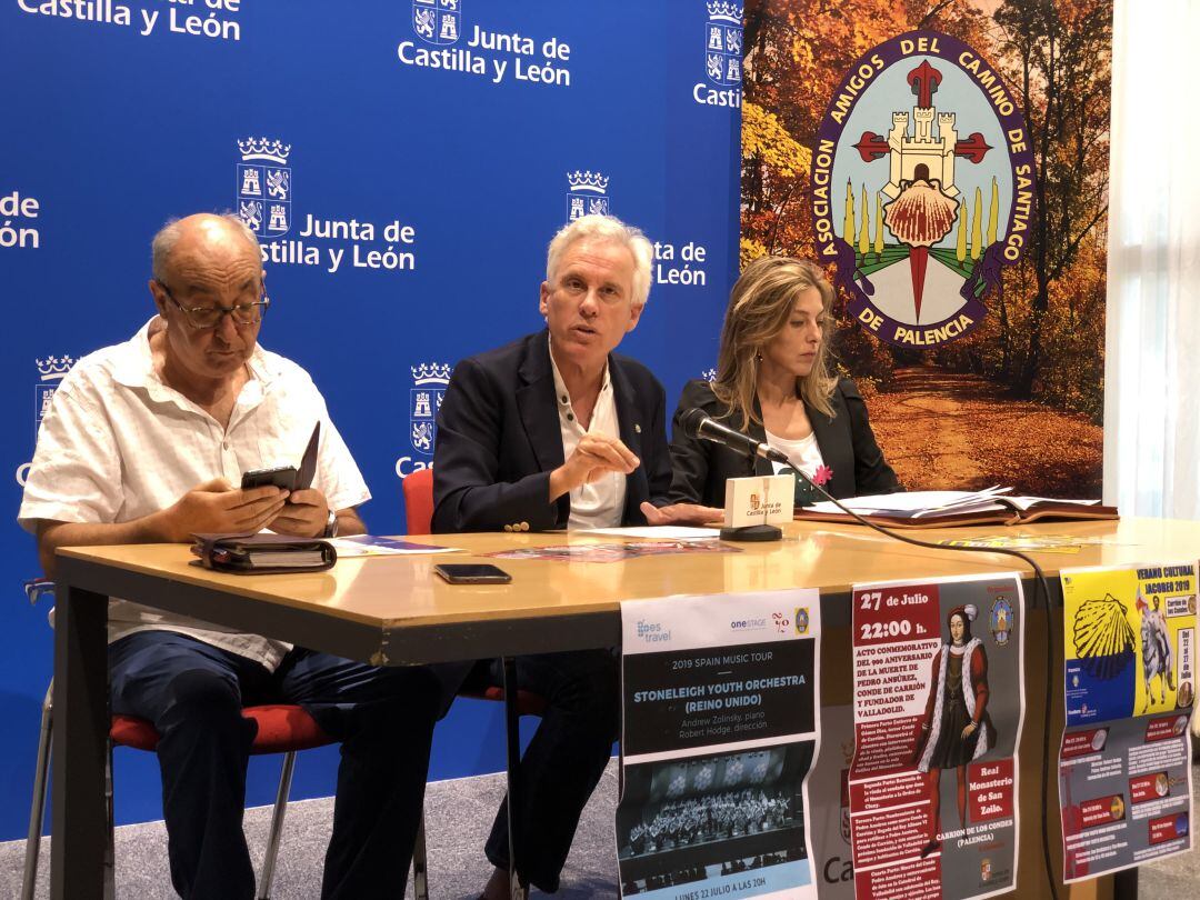 De izqda a dcha: Ángel Luis Barreda, pte. de la Asociación de Amigos del Camino de Santiago; Luis Domingo González, delegado territorial de la Junta en Palencia e Isabel Landa, jefa del Servicio Territorial de Cultura de la Junta