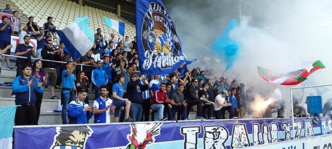 Las peñas albiazules muestran su apoyo a la plantilla del Deportivo Alavés