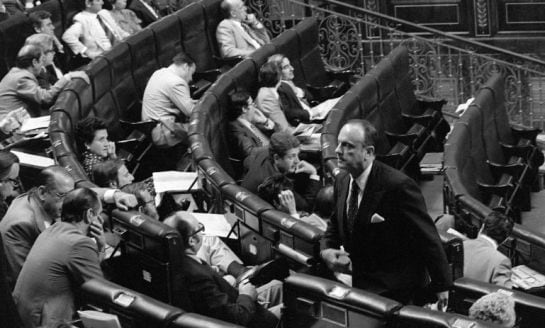 El diputado de Alianza Popular, Manuel Fraga, regresa a su escaño, tras su intervención en la sesión de debate del proyecto de Constitución (18 de julio de 1978).