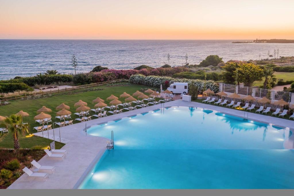 Panorámica de una de las piscinas del Hotel Barceló Conil