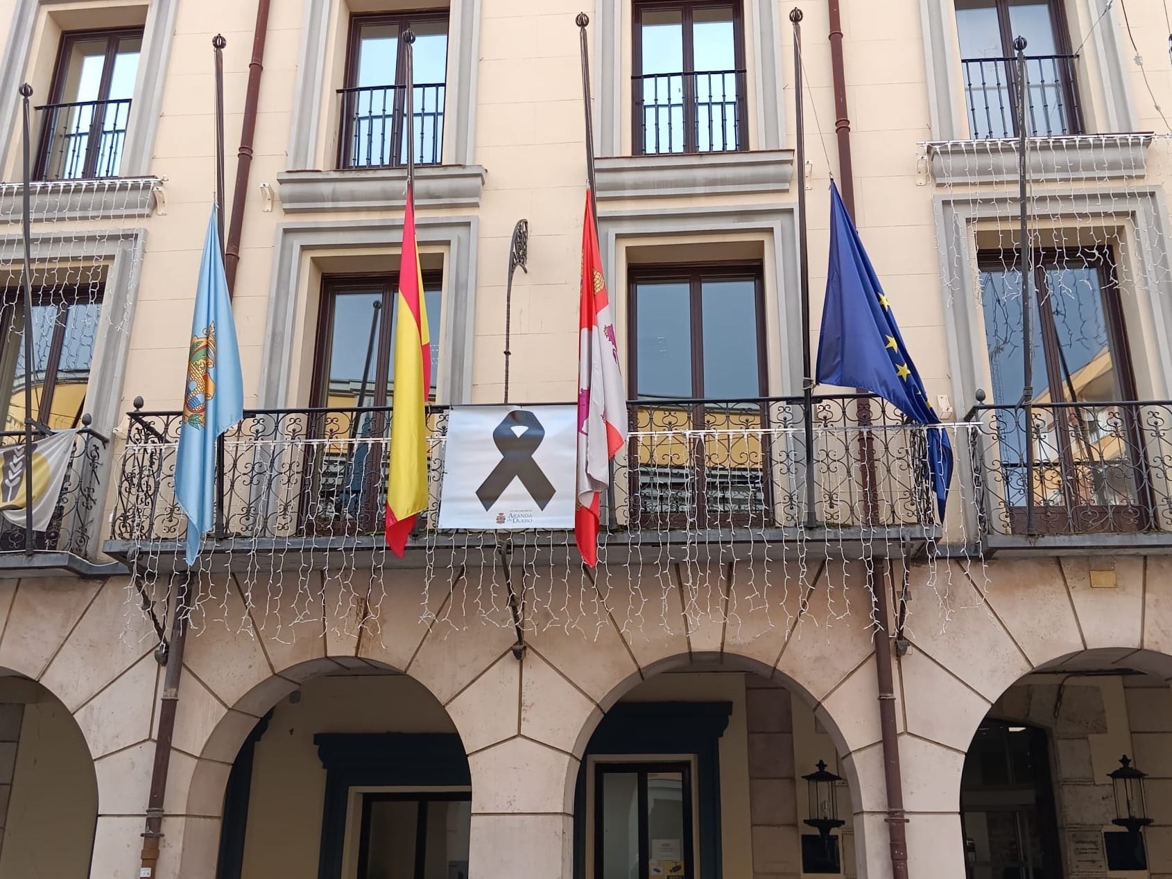 Banderas a media asta en la Casa Consistorial de Aranda de Duero en señal de duelo por las víctimas de Adamuz