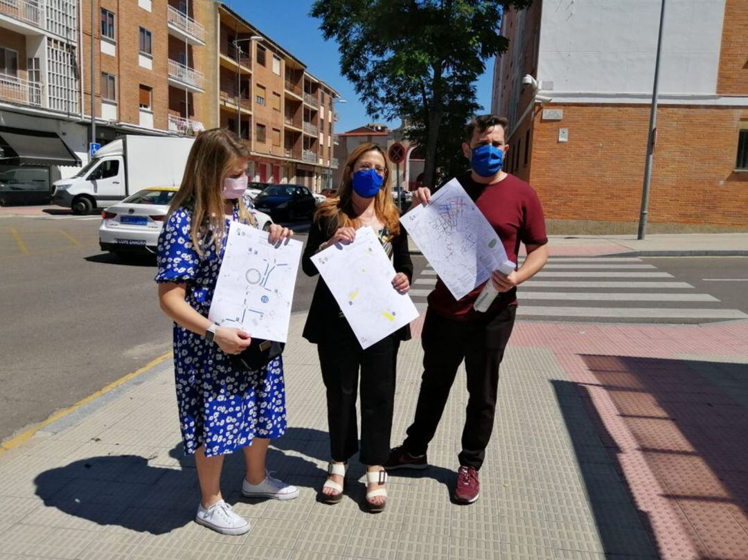  Los populares en los alrededores de la Plaza de Toros de la capital