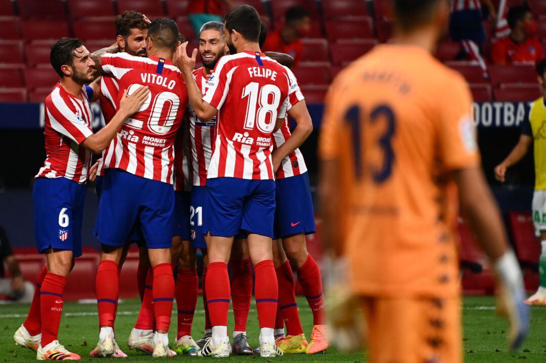 Los rojiblancos celebran el gol de Diego Costa.