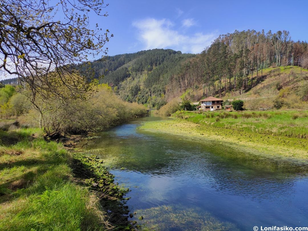 Imagen desde el sendero del rio Lea, en las cercanías a Lekeitio