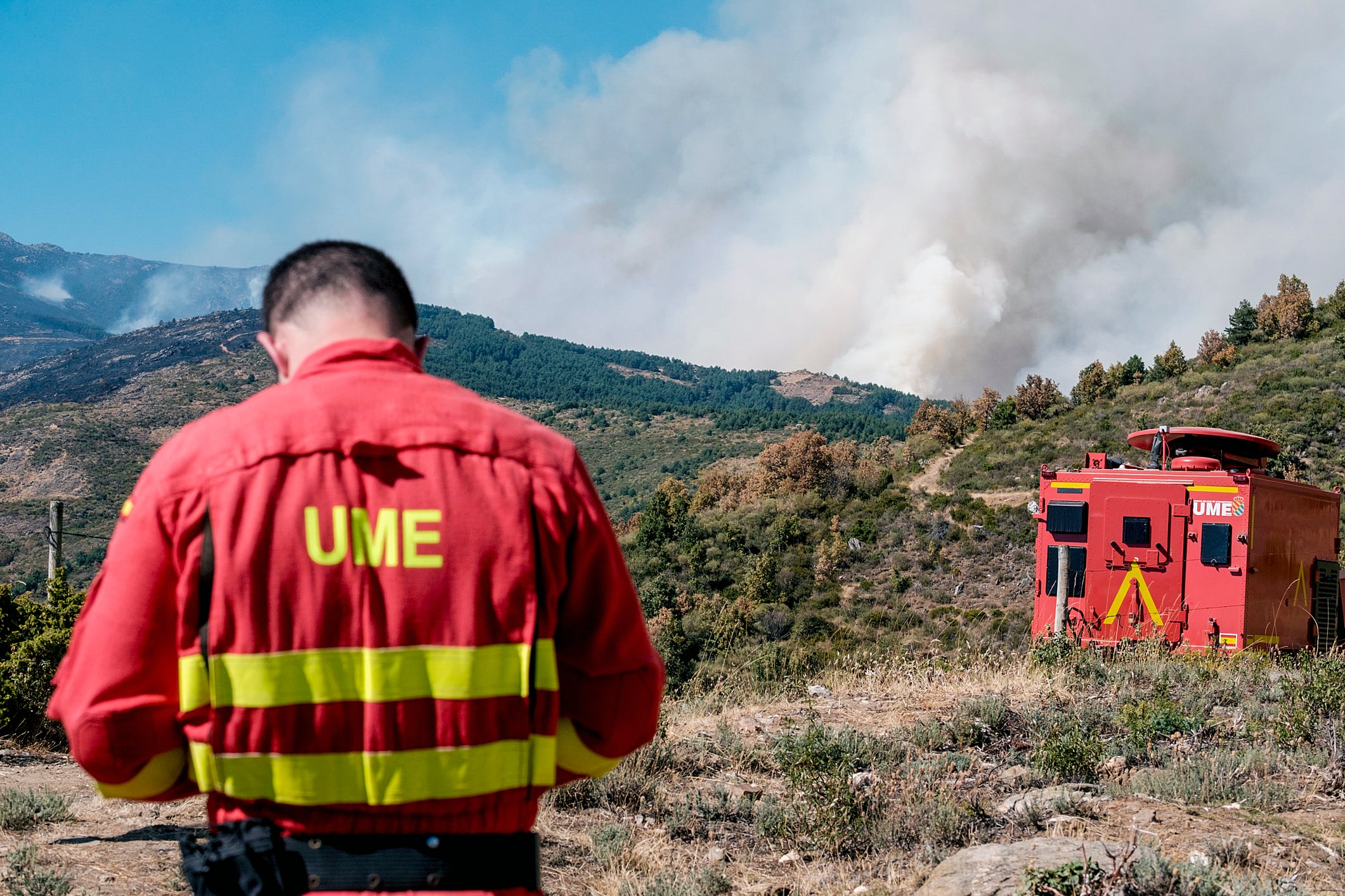 GUADALAJARA, 26/09/2025.- Efectivos de la UME durante las labores de extinción del incendio forestal que se ha iniciado hoy viernes en el Pico del Lobo, en Guadalajara. EFE/Nacho Izquierdo
