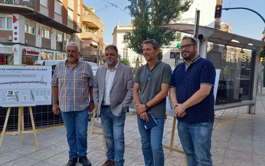 Alcalde y concejales con un responsable de la obra