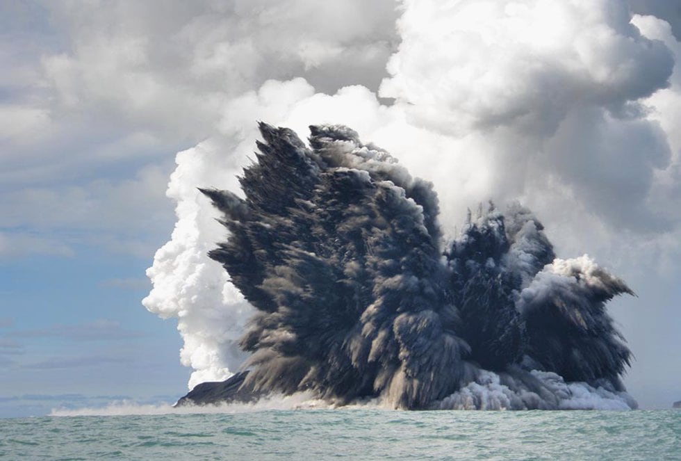 Un volcán submarino se ve en erupción frente a la costa de Tonga, produciendo columnas de vapor, ceniza y humo de hasta 100 metros en el aire, en la costa de Nuku&#039;Alofa, Tonga