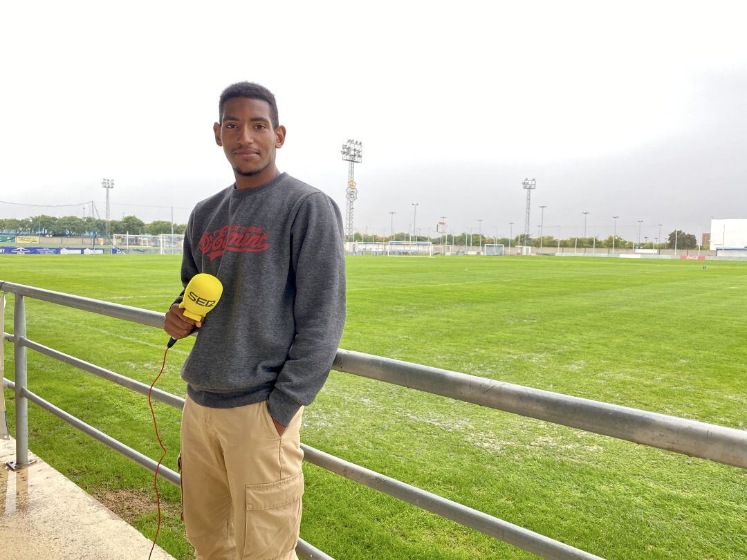 El delantero del Recreativo, Seth Airam, posa en la ciudad deportiva.