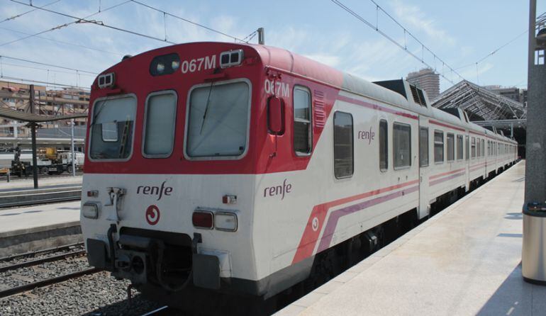 Tren de cercanías en la estación de Alicante