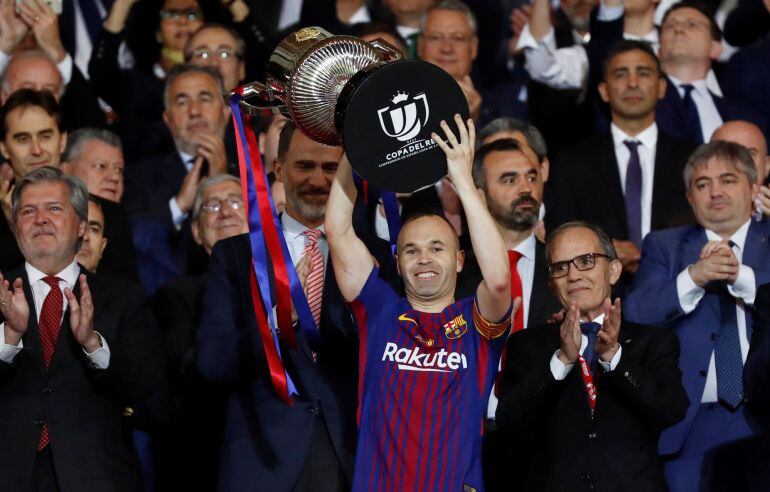 Andrés Iniesta levanta una Copa en la que fue el héroe de la final.