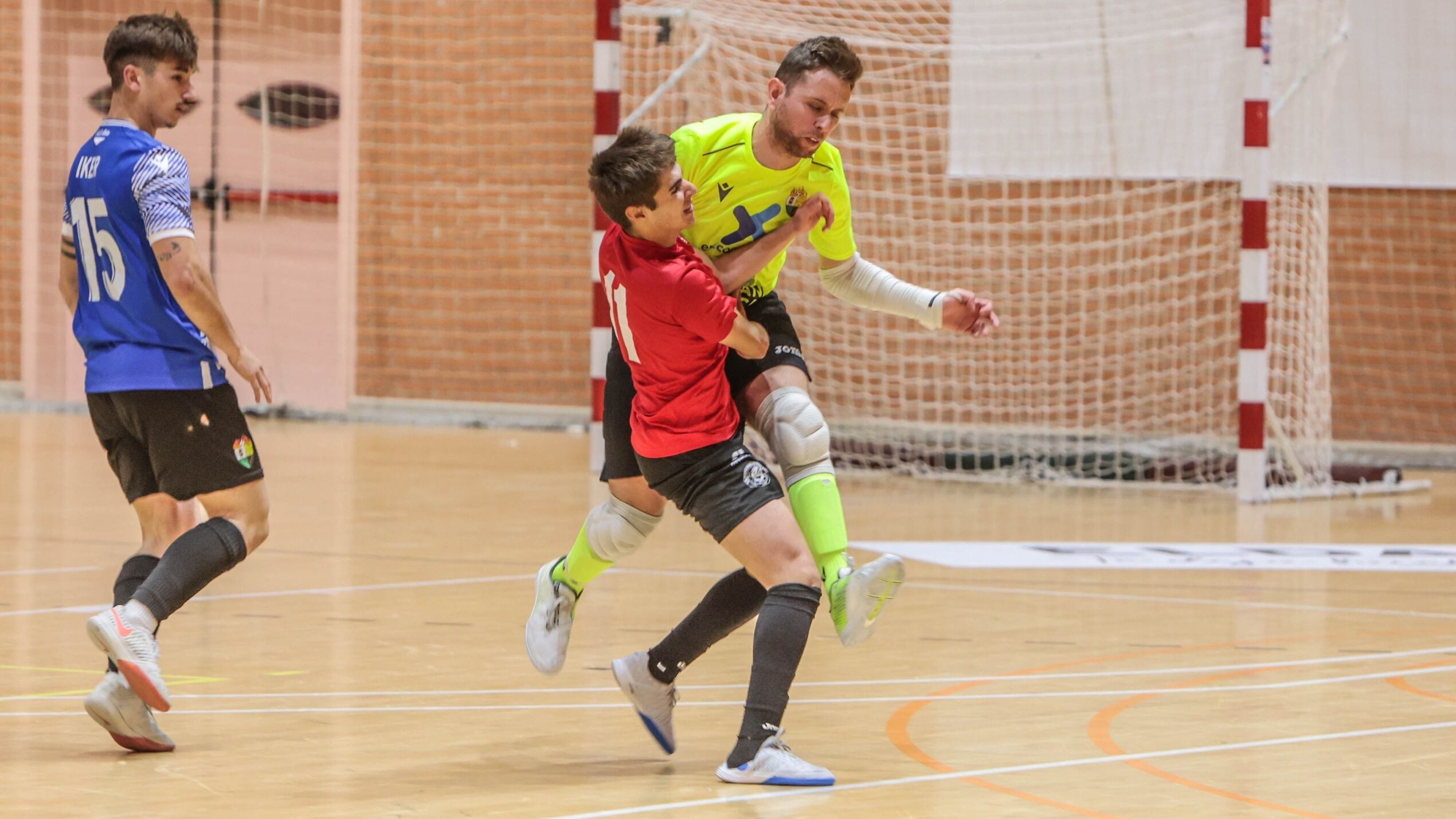 David Valdés choca con el portero del Futsal Ibi
