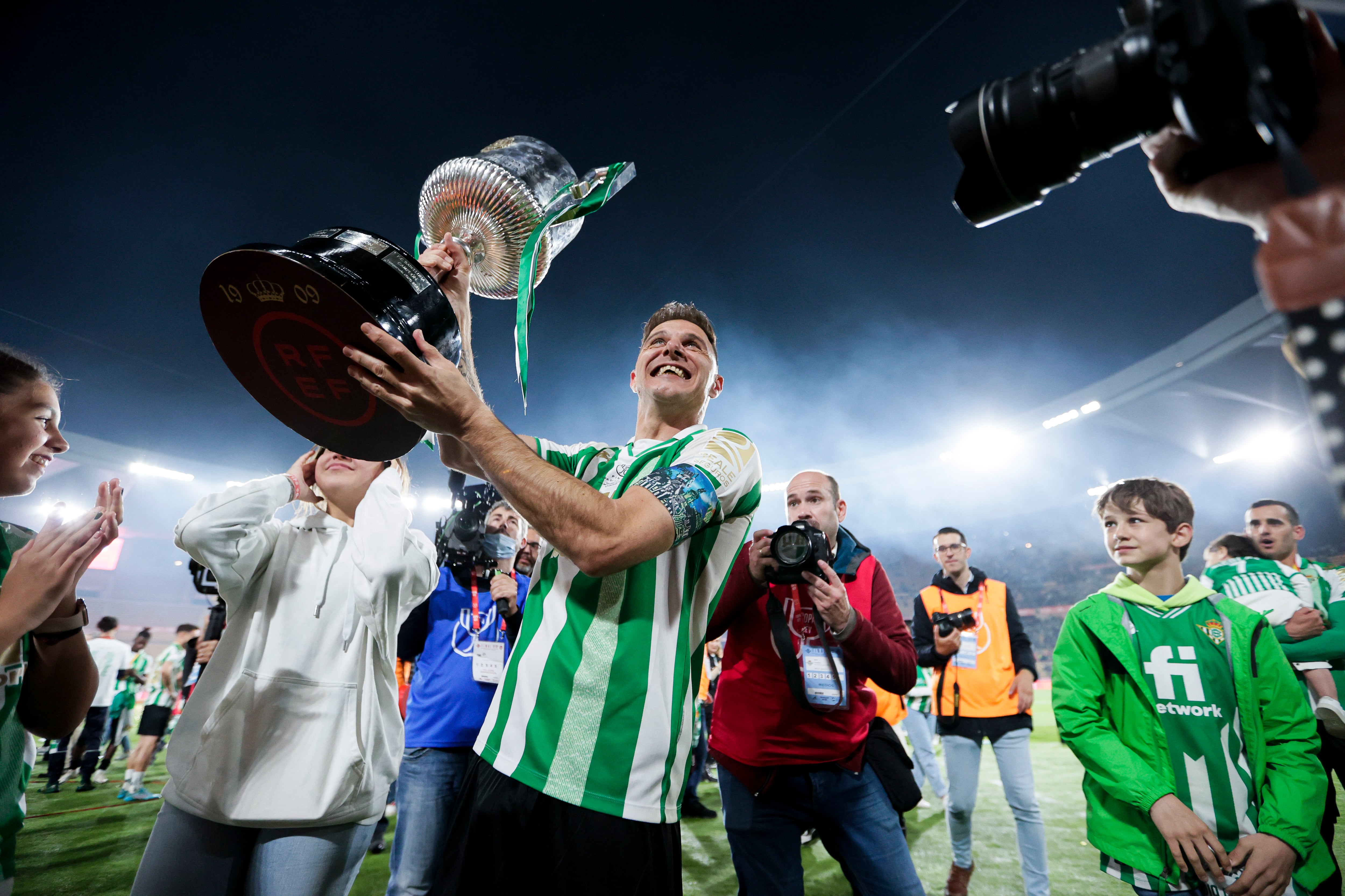 Joaquín Sánchez celebra el título de Copa del Rey conseguido con el Real Betis. (Photo by David S. Bustamante/Soccrates/Getty Images)