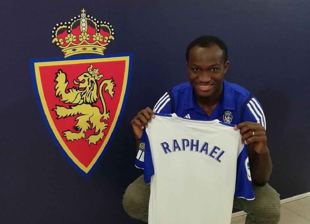 Raphael Dwamena durante su presentación con el Real Zaragoza