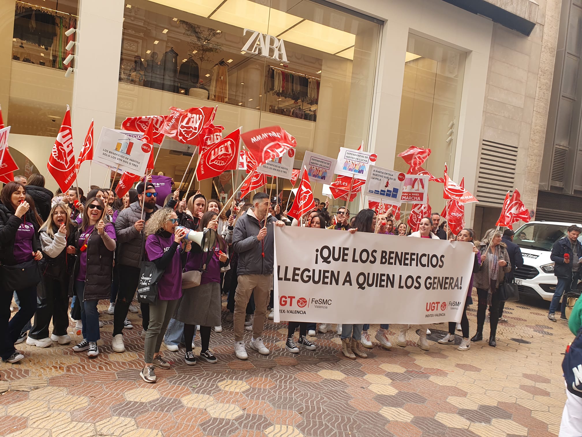 Trabajadores y trabajadoras de Inditex se manifiestan en Don Juan de Austria, València.