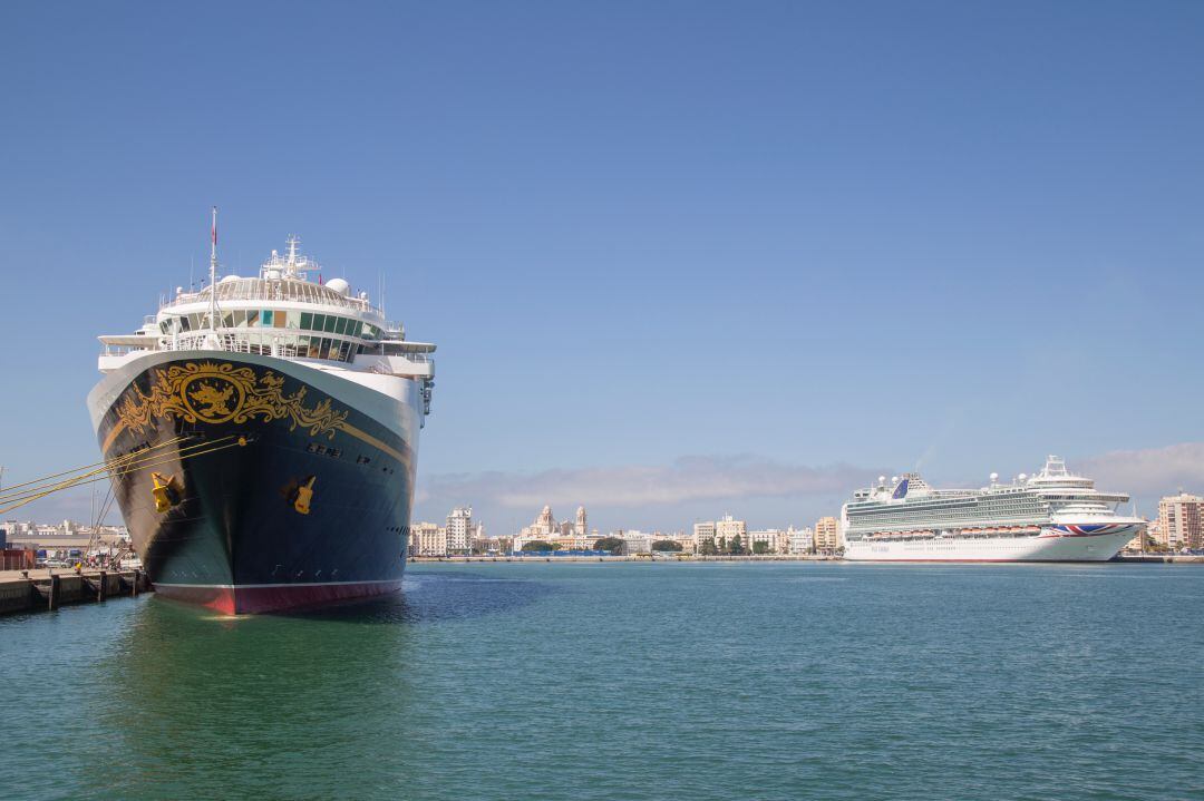 Dos cruceros en el puerto de Cádiz