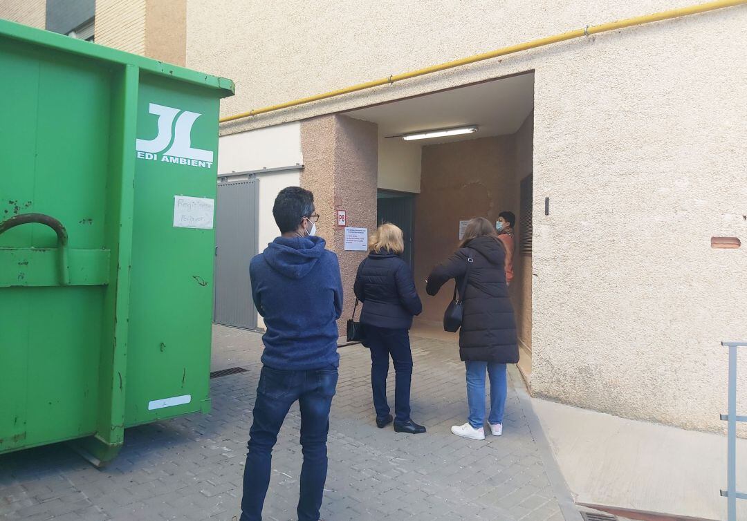 Imagen de las personas que se iban a vacunar en el punto estable del hospital Virgen de los Lirios