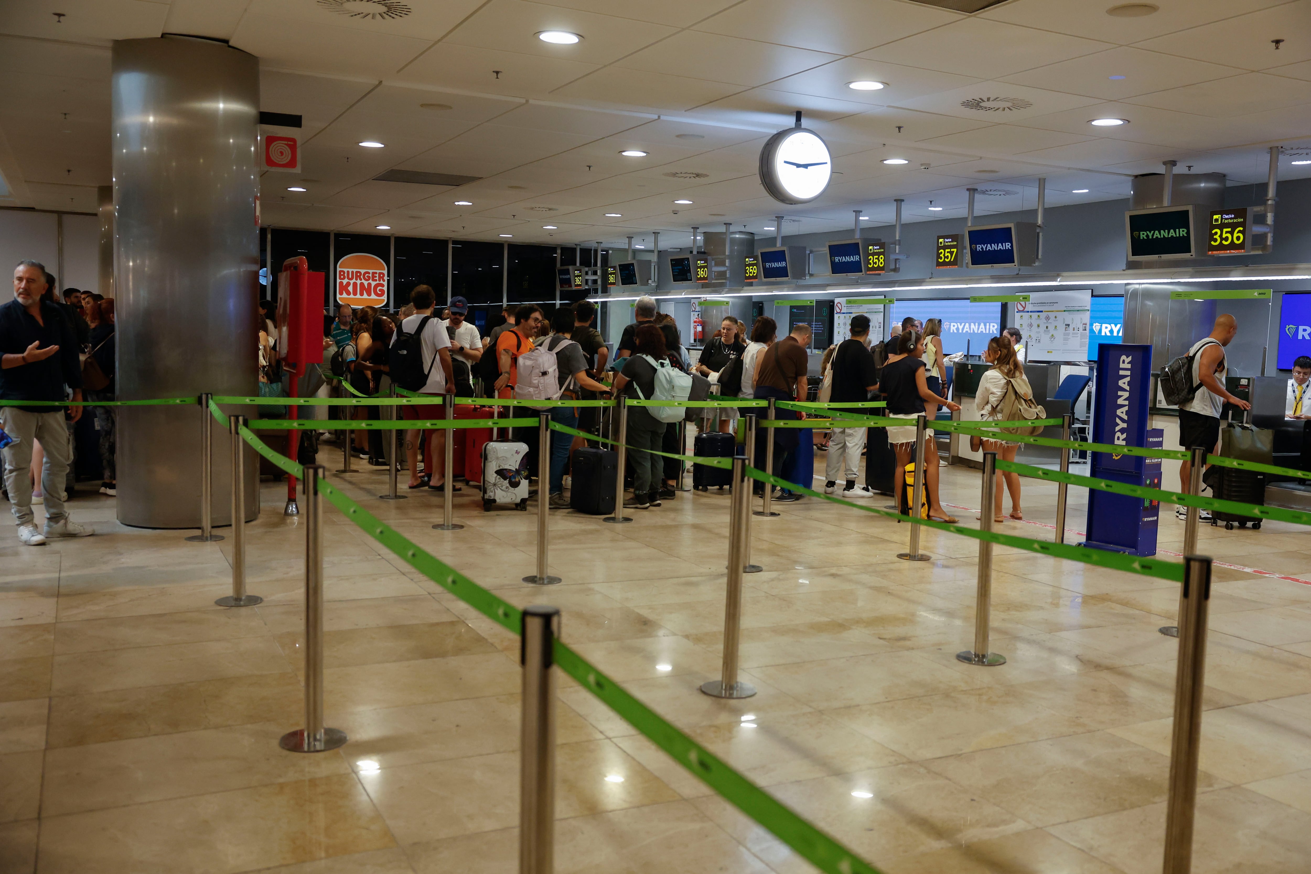 Pasajeros a la espera de facturación en el aeropuerto Adolfo Suárez Madrid Barajas, este viernes.