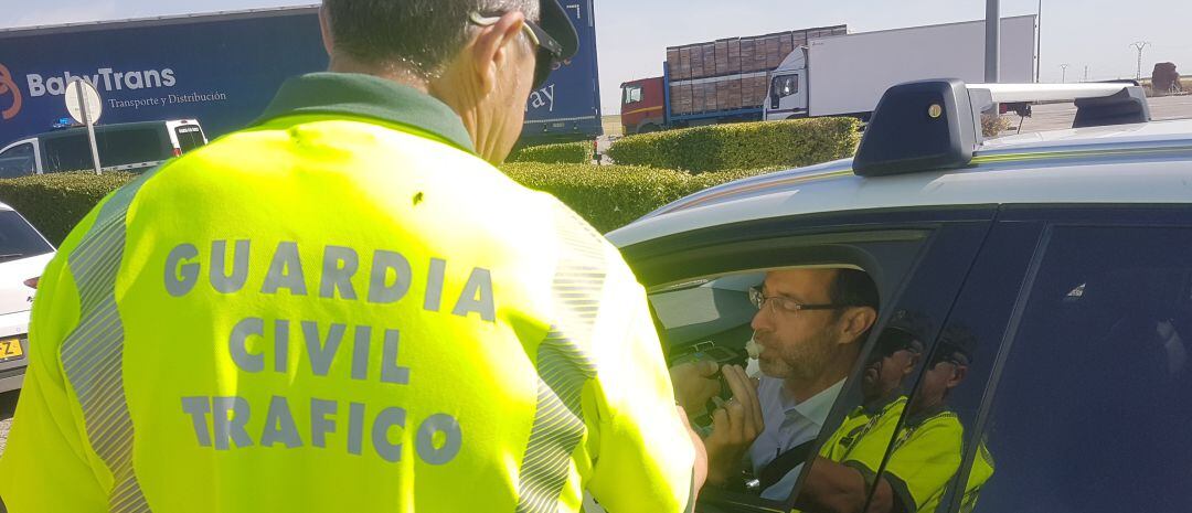 Uno de los controles de alcohol realizados este lunes