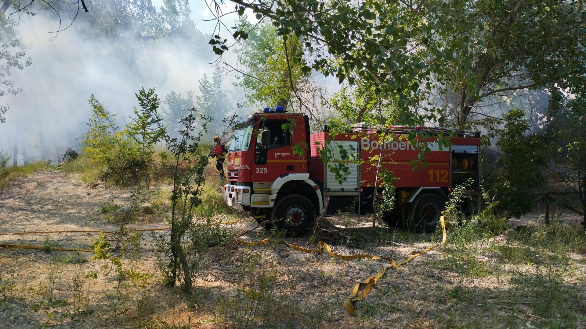 Los bomberos trabajan en la extinción del incendio forestal registrado esta tarde en el área del Racó de Sant Bonaventura.