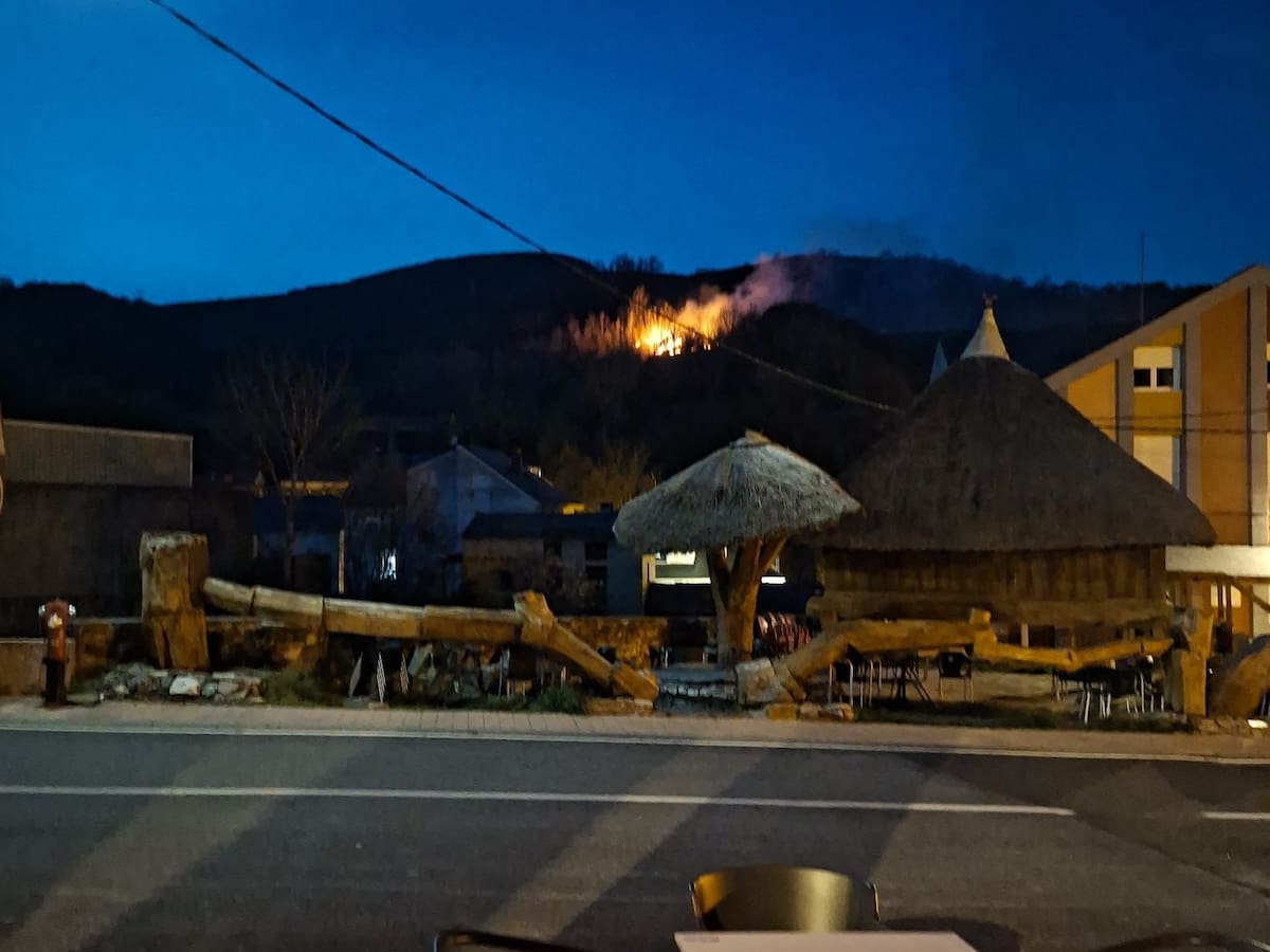 Un incendio en Vega de Valcarce se queda a 500 metros de las casas