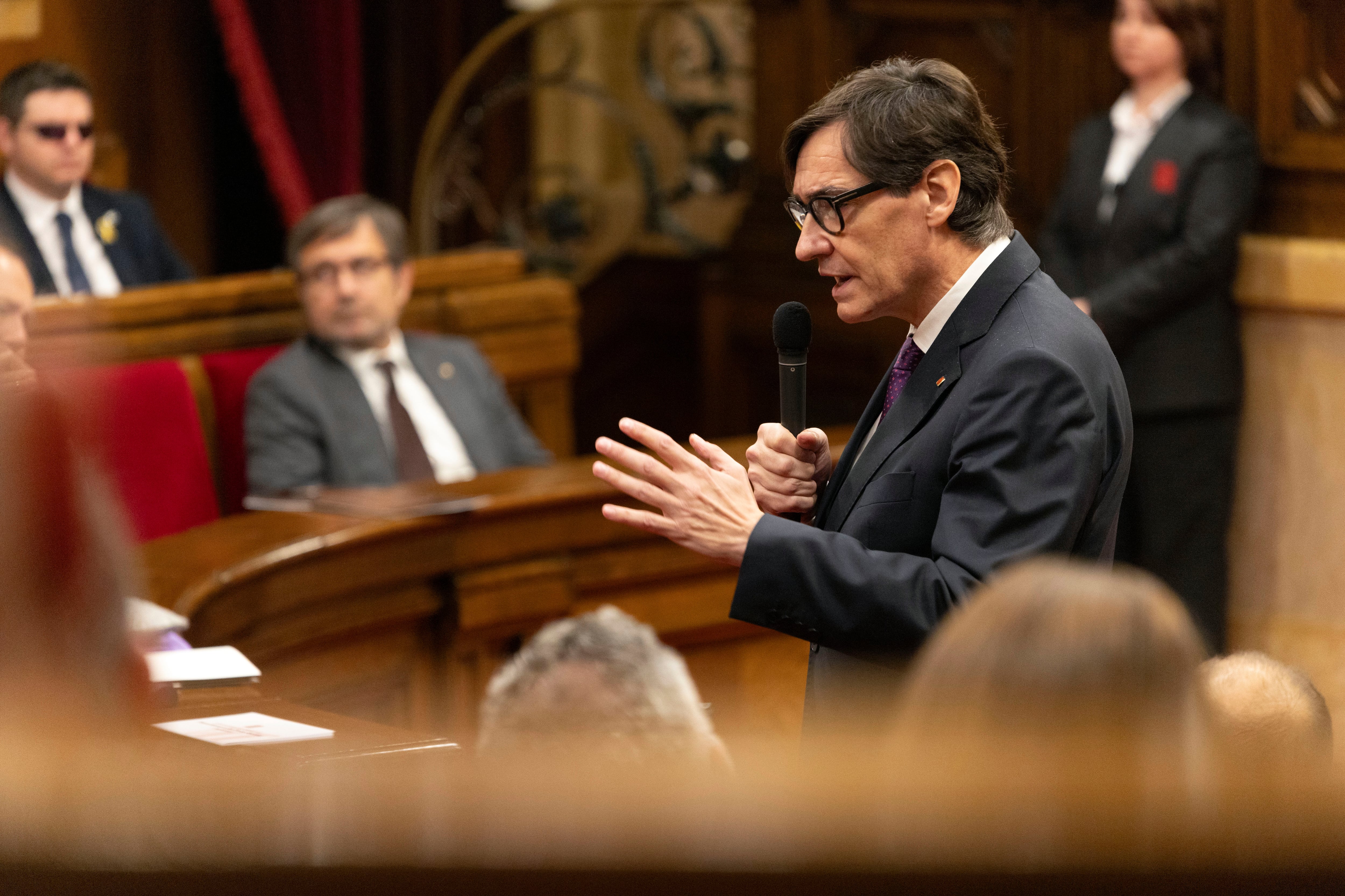 GRAFCAT4440. BARCELONA, 26/02/2025.- El presidente de la Generalitat, Salvador Illa, durante una de sus intervenciones en la sesión de control en el pleno del Parlament de este miércoles, en el que debe votarse el decreto ley que establece el régimen sancionador de la ley catalana de vivienda, dos días después del anuncio sobre la condonación de la deuda del FLA. EFE/Marta Pérez
