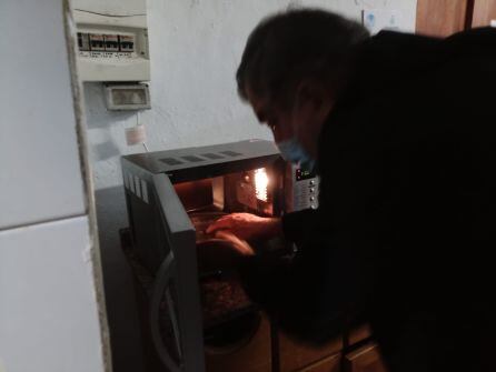 Juan Miguel López calentándose su café.