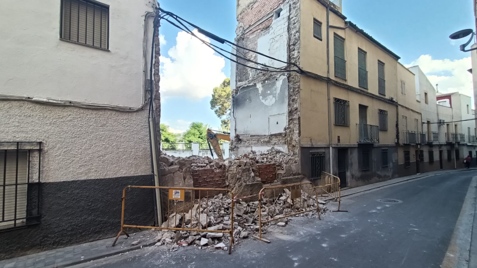 Derribo de la vivienda en la calle Agustina de Aragón en Jaén.