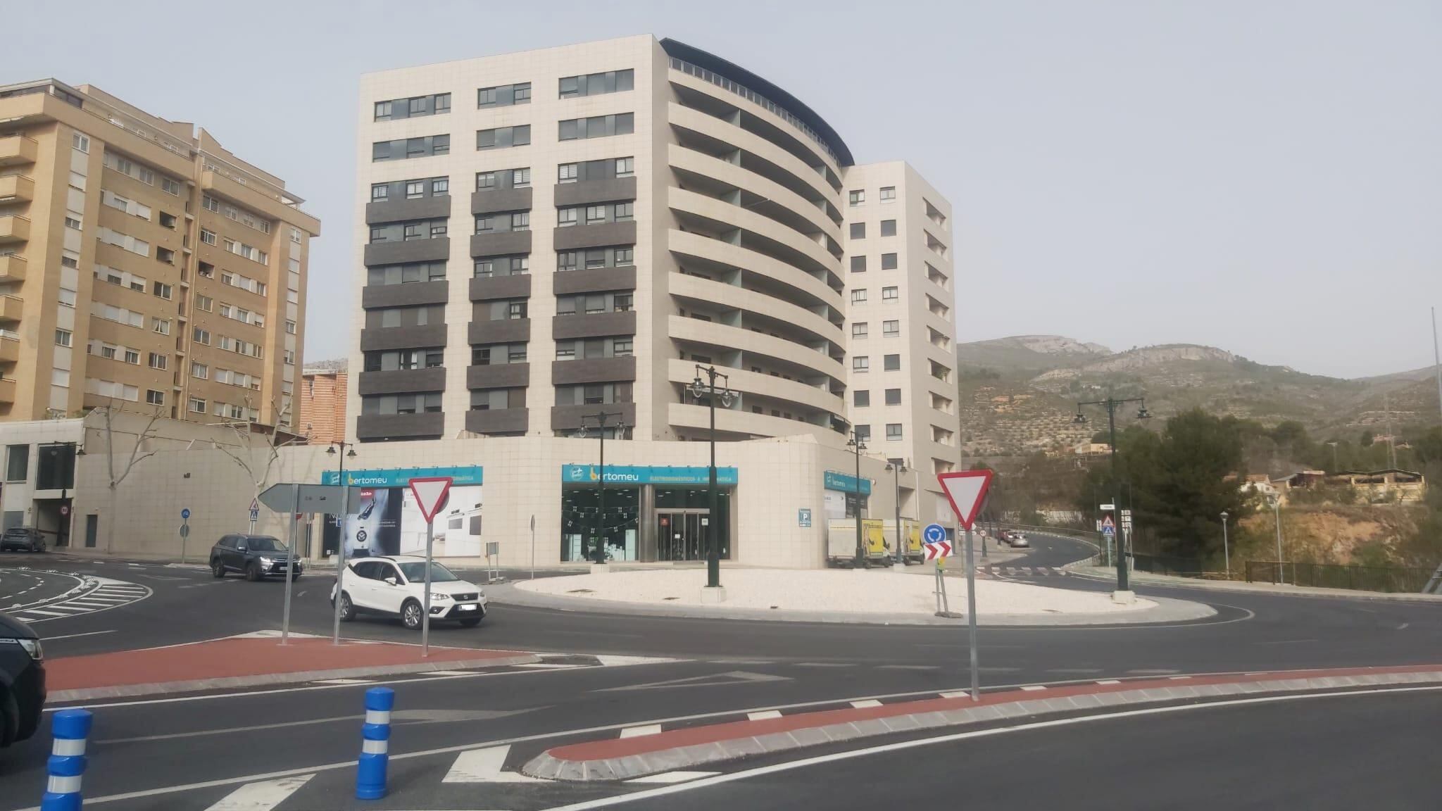 El Ayuntamiento de Alcoy ya tiene la titularidad de la glorieta construida en la N-340, en el acceso norte de la ciudad.