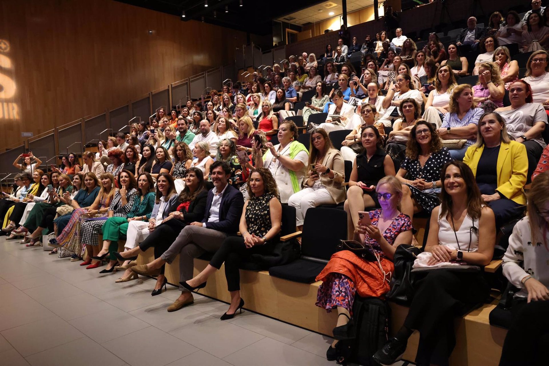 Más de 30 mujeres, líderes en emprendimiento e innovación en los ámbitos de empresa, educación, tecnología, política y organizaciones sociales, se dan cita el auditorio de la Diputación de Málaga en el II Foro Mujeres que Cambian el Mund