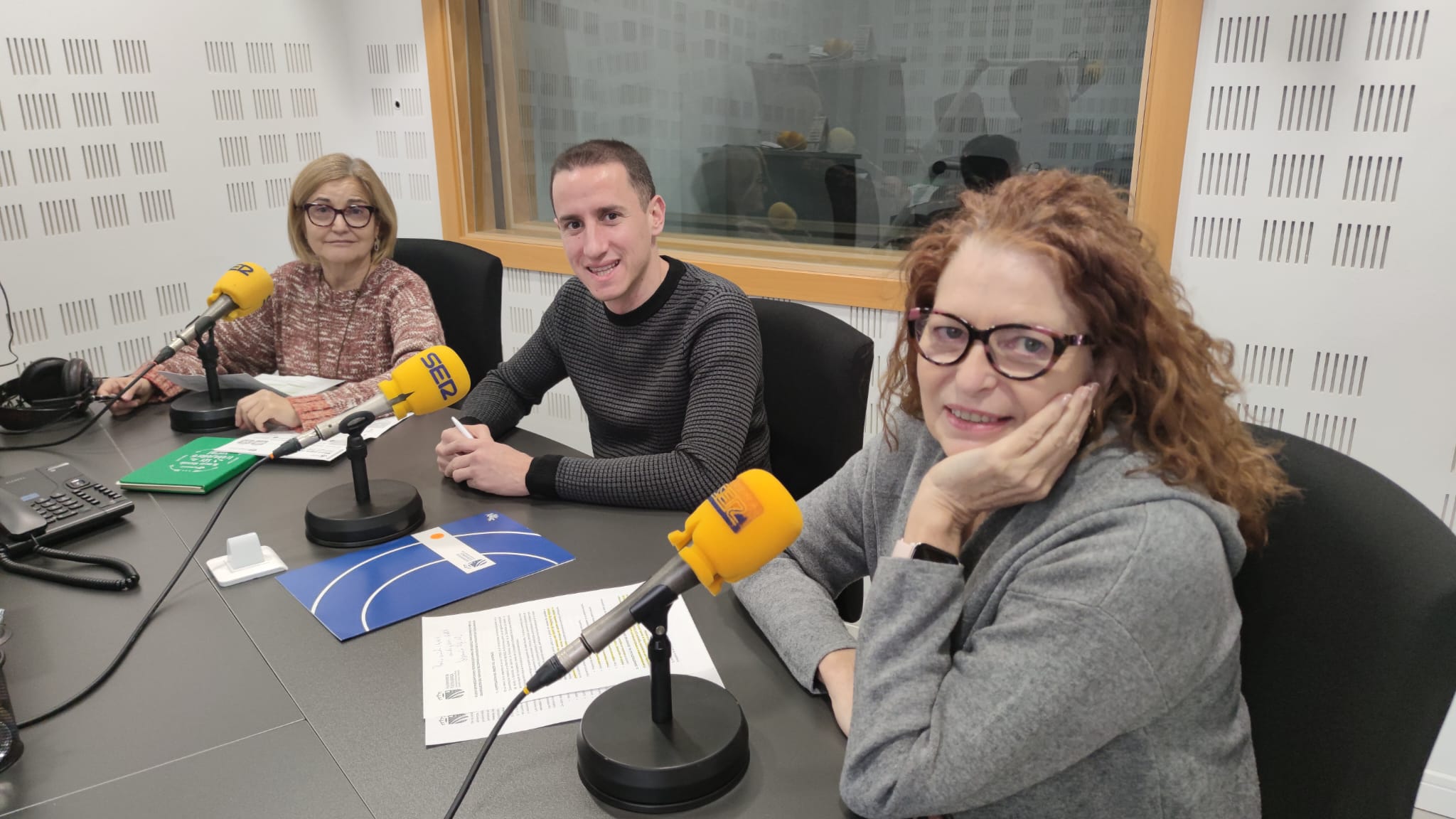 Mariola Alonso, Raúl Hernández y Catalina López de Armentia explican el programa de comida a domicilio de los Servicios Sociales de Fuenlabrada