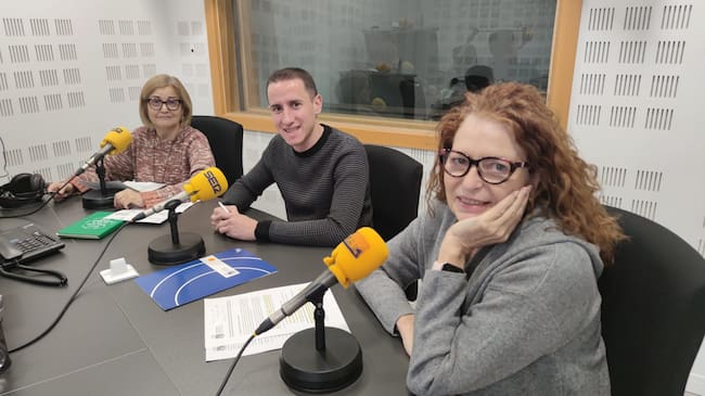 Mariola Alonso, Raúl Hernández y Catalina López de Armentia explican el programa de comida a domicilio de los Servicios Sociales de Fuenlabrada