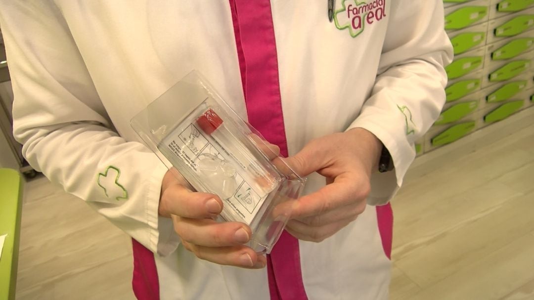 Test de saliva en una farmacia de Vigo.