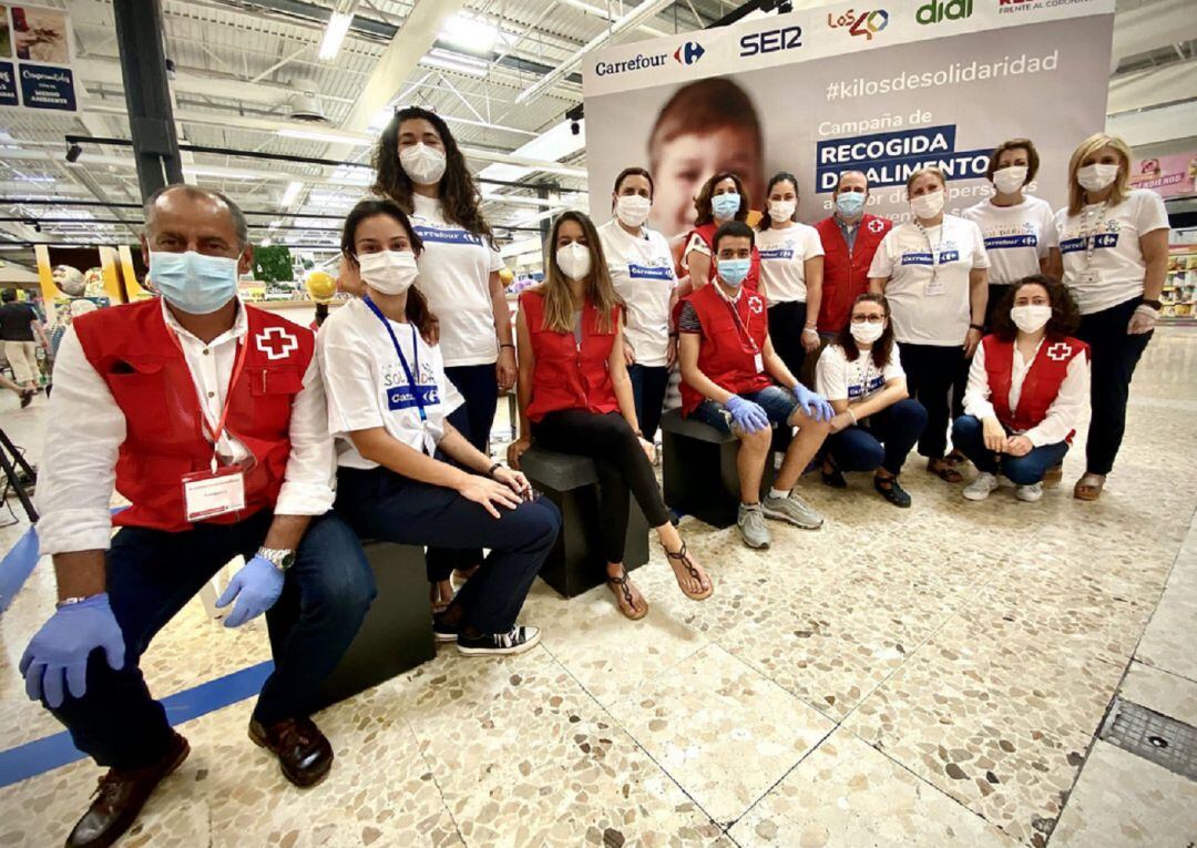 Voluntarios de Cruz Roja Sevilla y Carrefour durante la recogida