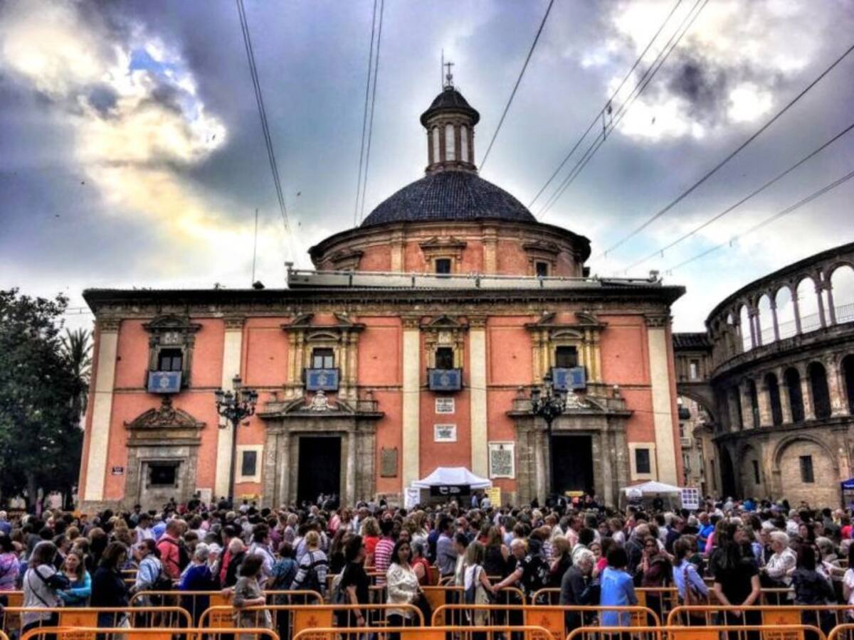 Miles de personas en el Besamanos a la Virgen