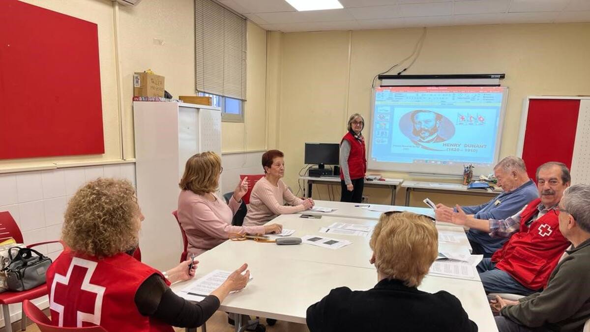 Entrevista con Lourdes Borrás, Charo de la Cruz, miembros de Cruz Roja Leganés y con Sagrario Botica, mayor que participa en el taller de lectura para al tercer edad, de esta organización.