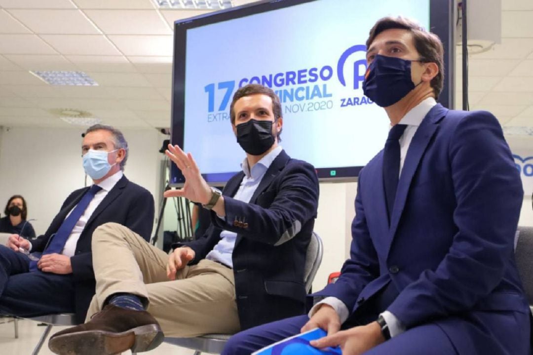 Ramón Celma, en primer plano, fue elegido presidente del PP de Zaragoza en noviembre de 2020, en el 17º Congreso Provincial Extraordinario. En la imagen, con Pablo Casado y Luis María Beamonte 