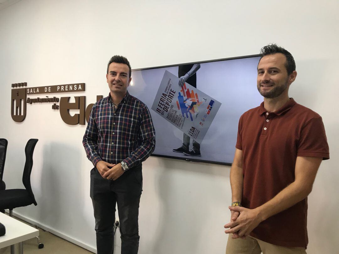 El concejal de Deportes, Fernando Gómez, junto al técnico del área José María Martínez.