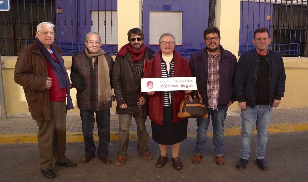 Vicenta Tello Seguí, hija de la homenajeada, acompañada por el alcalde de Bellreguard y miembros de la Corporación de Bellreguard