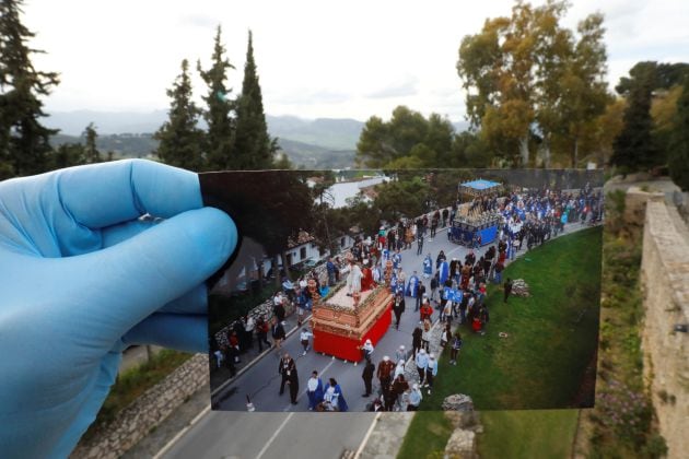 Foto de penitentes de la hermandad &quot;Cristo Resucitado y Nuestra Señora de Loreto&quot; tomada en abril de 2019, frente a la calle vacía en 2020.