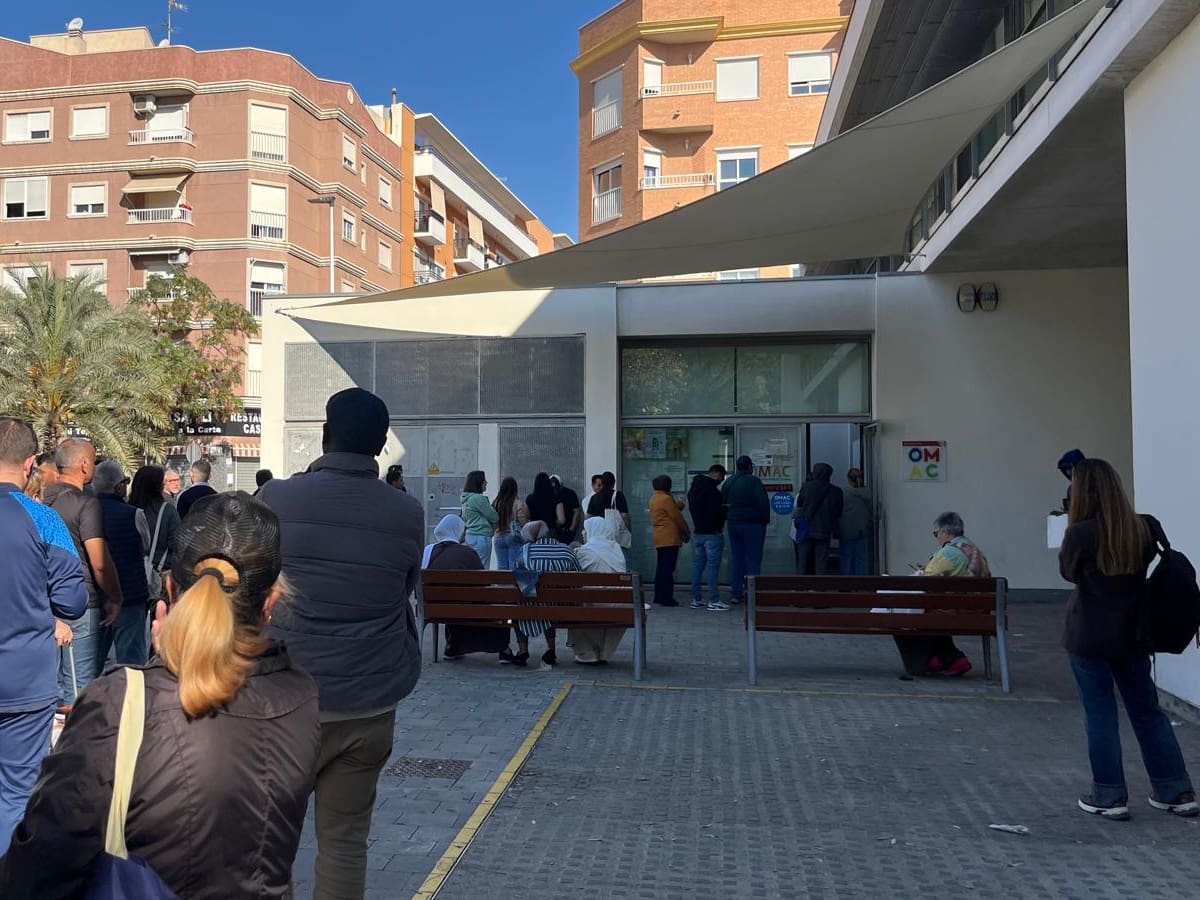 Largas colas desde primera hora en la OMAC de Elche en Carrús para solicitar la nueva regularización extraordinaria