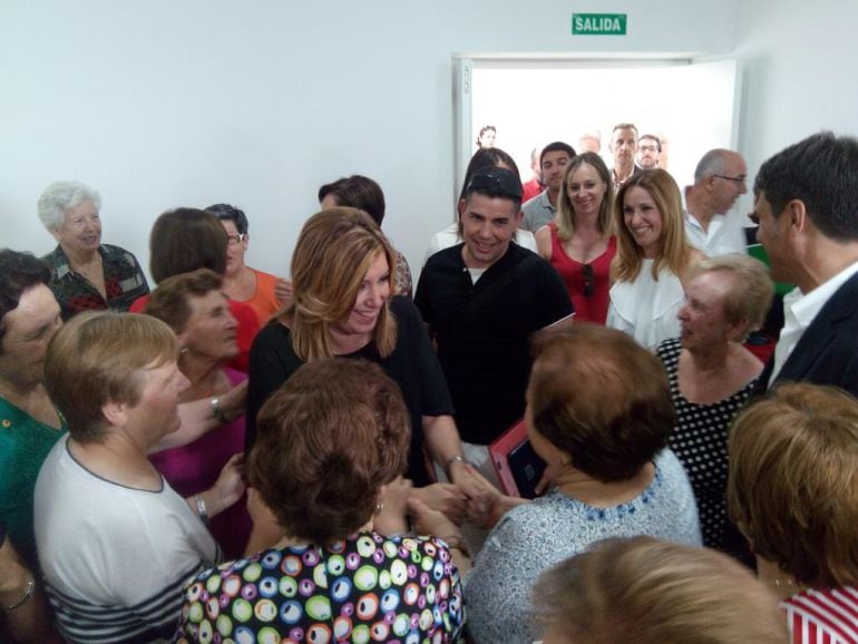 La presidenta de la Junta de Andalucía visita el Centro de Servicios Sociales Comunitarios de Baza (Granada) y saluda a usuarias del taller de biodanza