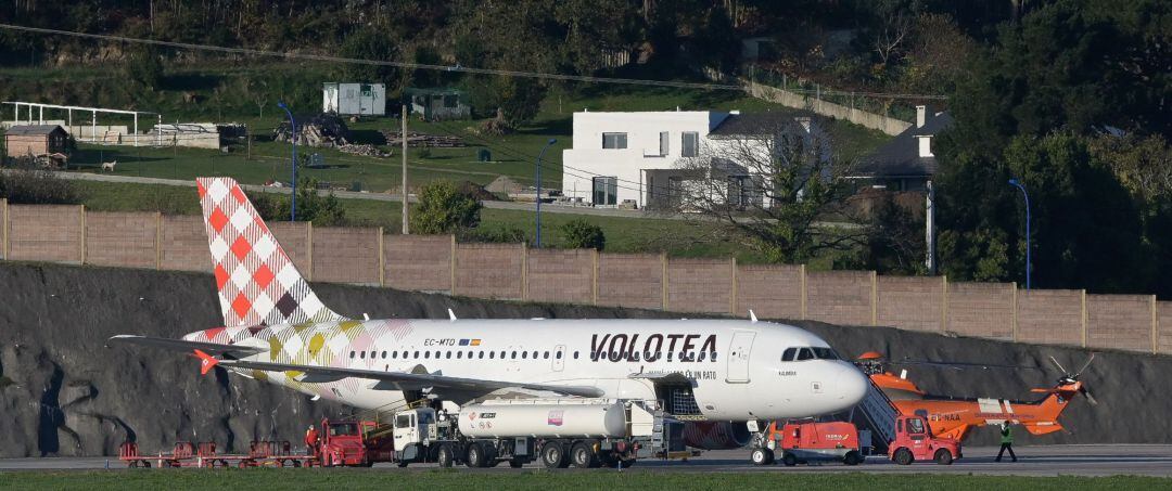 Avión de Volotea que realizó un aterrizaje de emergencia en el aeropuerto de Alvedro por una falsa alarma de bomba