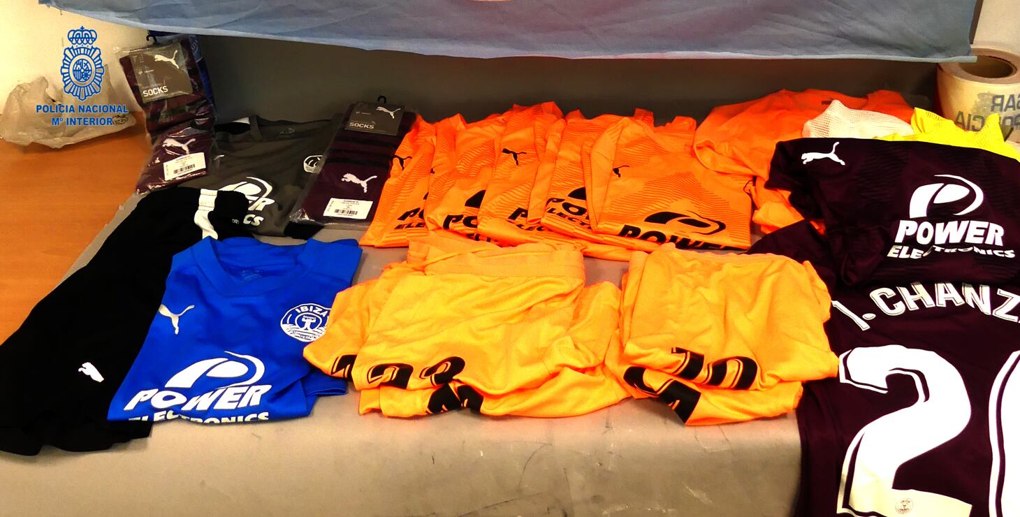 Imagen de las camisetas robadas en las instalaciones de la UD Ibiza