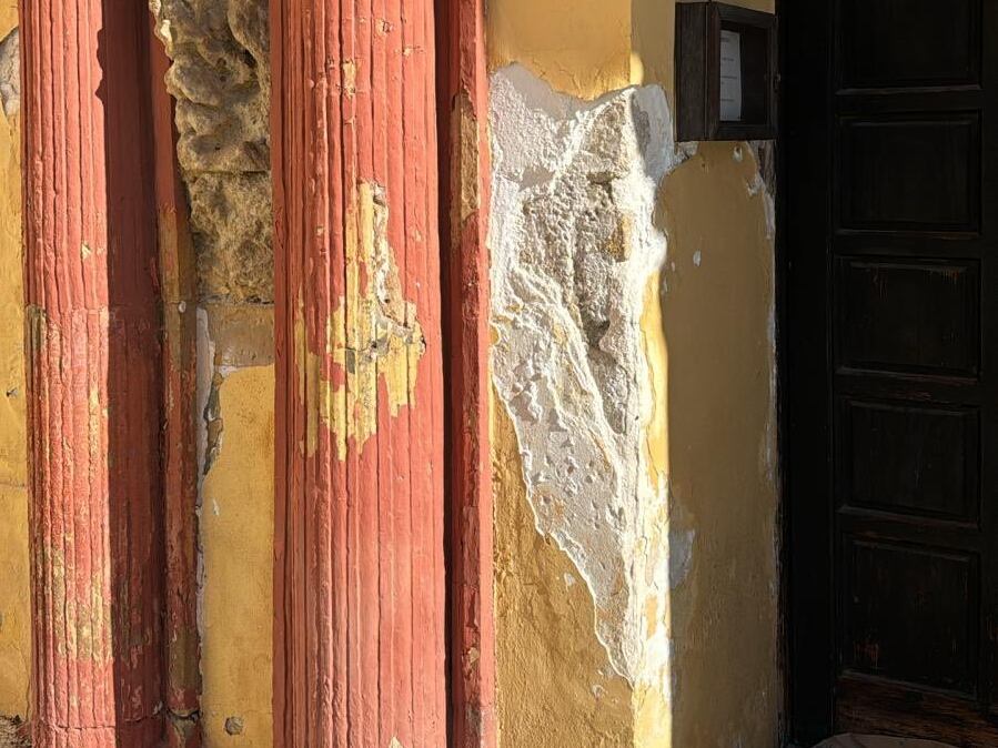 Estado de la entrada de la parroquia de Santo Domingo en Málaga