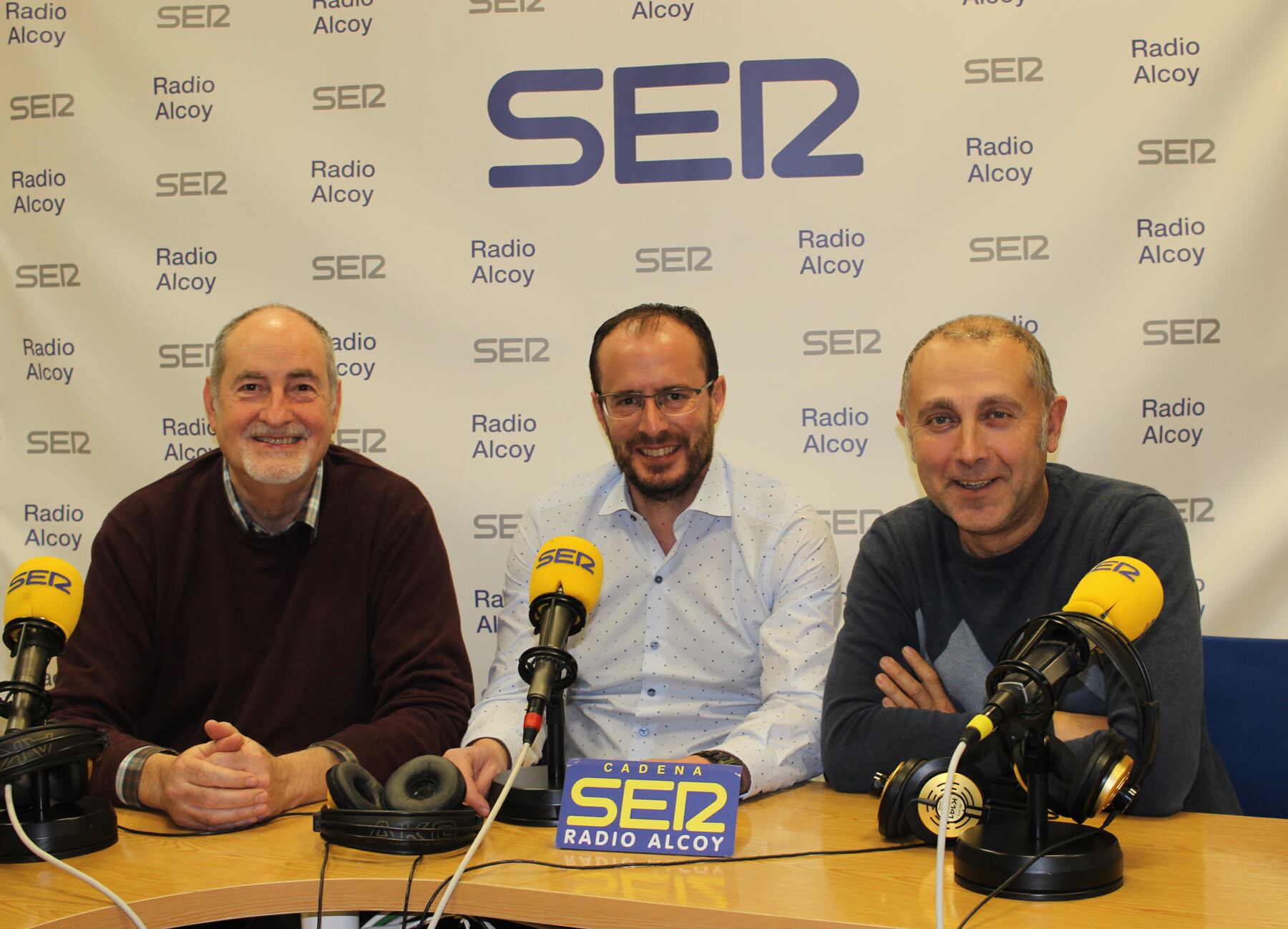 Andreu Bonet, Tono Belda i Enrique Moltó, en l'estudi central de Radio Alcoy